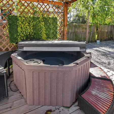 Downtown Jacksonville Retreat Pet-friendly With Hot Tub & Backyard Oasis