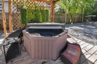 Downtown Jacksonville Retreat Pet-friendly With Hot Tub & Backyard Oasis