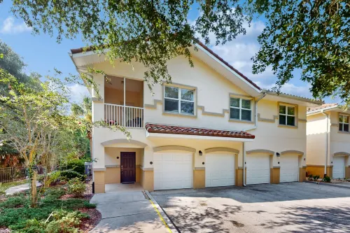 Immaculate Townhome in Upscale Community w/ Pool & Balcony - Near Beach - 4-Star