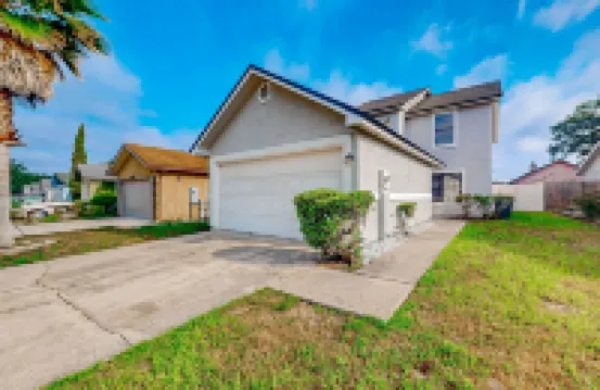 Cozy Spacious Home With Private Backyard and Patio, Near Shopping