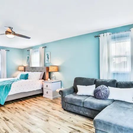 Sunny Upper Level 1 Block From 2 Beaches W/private Pool, High-speed Wi-fi
