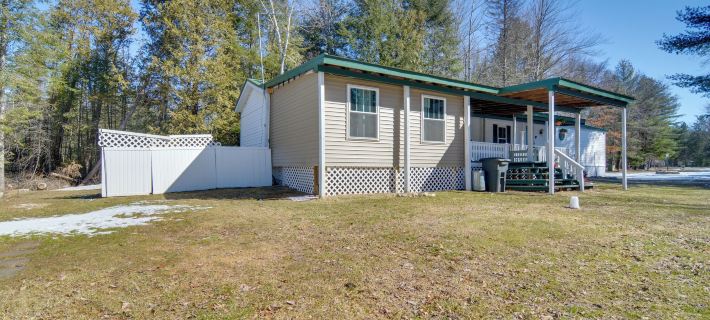 Houghton Lake Area Home w/ Fire Pit & Yard! Hotels in Roscommon County