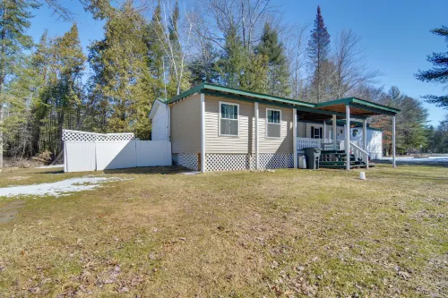 Houghton Lake Area Home w/ Fire Pit & Yard! - Wifi