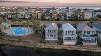 Emerald Villa by Avantstay Lakefront + Communal Pool + Balcony Views + Near the Beach - Country Houses