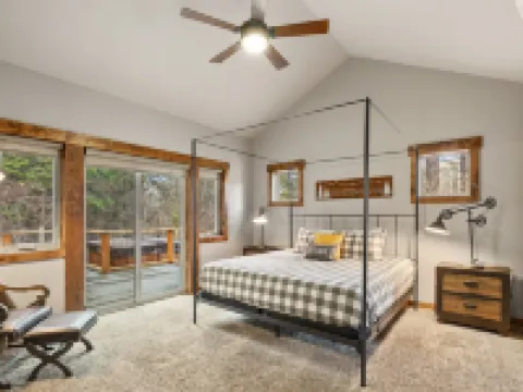 New Hot Tub - 3 Bedroom - 3.5 Bath - Bedrooms Have Private Bathrooms - Fire Pit Hotels in Ronald