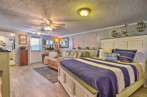 8 Mi to Beaches: Artistic Bradenton Studio w/ Yard