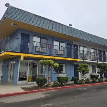 Super 8 by Wyndham Tracy