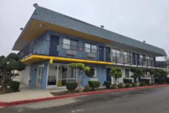 Super 8 by Wyndham Tracy