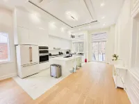 Luxury 4 Bedroom Home Near Downtown with Free Parking - บังกะโล
