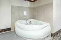 Woodbine Hotel & Suites