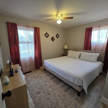 Cozy 3Bdrm Home Renovated Bathrooms, Game Rm FencedYard & Fast WiFi Dog Friendly