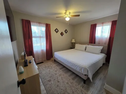 Cozy 3-Bdrm Home, Renovated Bathrooms, Game Rm, Yard & Fast WiFi Dog Friendly