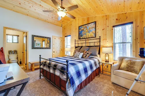 Escape to Alpine! Outstanding Cabin w/ Deck & Yard - Homestays
