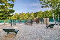 Lakefront Poconos Retreat w Hot Tub Dog Friendly