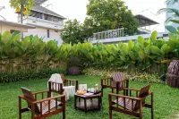 ELIVAAS Valiyaveetil Mansion 5 BHK - مسبح خاص