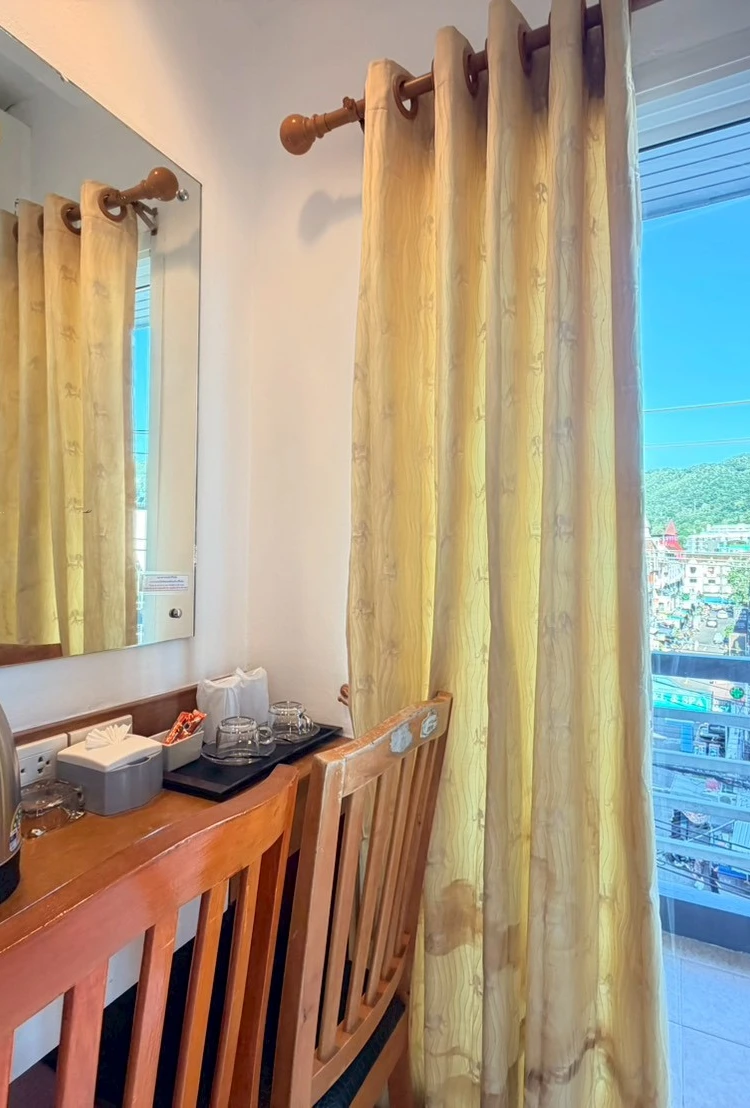 รูปภาพของBright Suite with Balcony and Street View