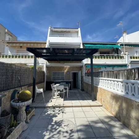 Beachfront Home · 5 Steps to the Sand · Large Private Terrace with Pergola · AC Отели в г. Кунит