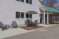 Stylish Couples Retreat Near Lake and Downtown