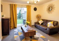 2 Bed House - Sleeps 4 - Parking - Pets - Garden