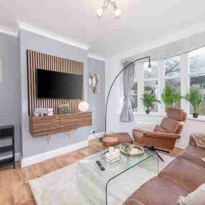 Charming 3-Bedroom Wolverhampton Home with Private Hot Tub Others