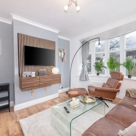 Charming 3-Bedroom Wolverhampton Home with Private Hot Tub فنادق في ولفرهامبتون