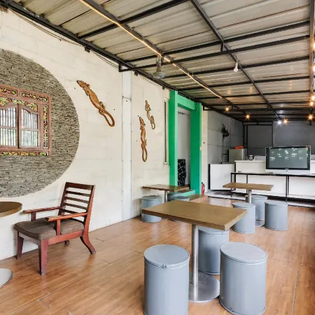 RedDoorz near Cilandak Town Square Отели рядом с достопримечательностью «Торговый центр Cilandak»