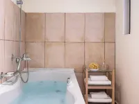 Grecotel Plaza Beach House - Bathtub