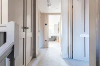 Modern   Stylish Central Bath Apartment