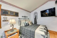 Homey Pet-Friendly Libby Cottage w/ Yard by Creek! - parking