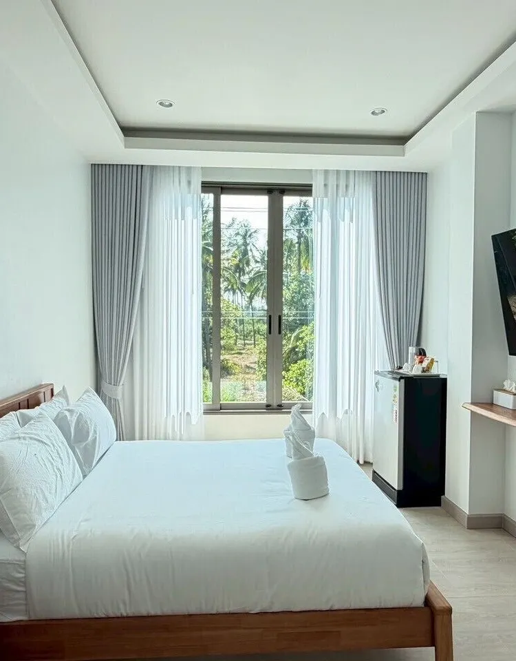 ห้องดีลักซ์ เตียงใหญ่ พร้อมวิวสวน