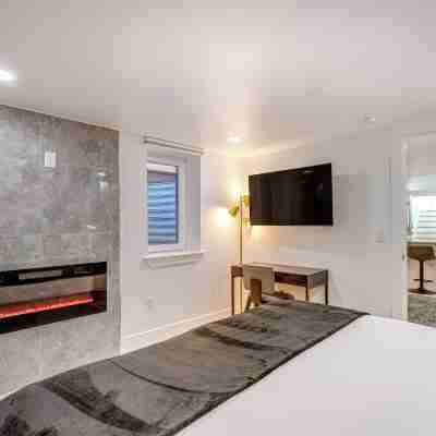 Steps from Wash Park Modern Apt, Patio and Parking Rooms