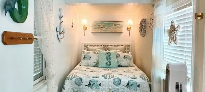 Cozy Cape Cottage Hotels in Brewster