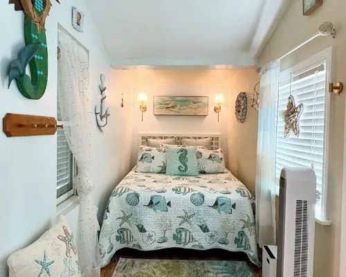 Cozy Cape Cottage Hotels in Brewster