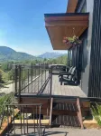 Couples retreat with private hot tub, endless views, and hiking trails above you