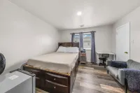 Ile Ayo-Private BR with Shared Bathroom - Pensions
