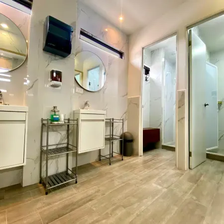 Barrio Inn Padre Mier Hostal & Suites Отели рядом с достопримечательностью «Торгово-офисный центр Pabellon M»