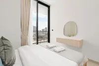 Gala Guests - Binghatti Onyx Suites - piscina