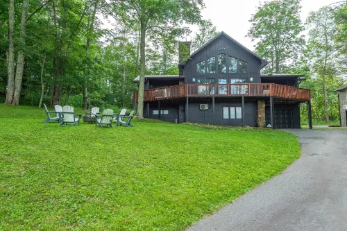 6 Br Cabin Hot Tub Fire Pit Min to Hatley Pointe - 3-Star