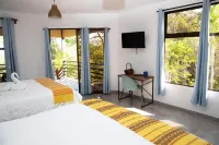 Jungle Lodge at Wild Sun Rescue Center - Balkon