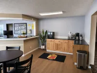 Super 8 by Wyndham Blackwell - parking