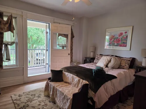 Fully furnished apartment in quiet century home available for short term rental. - Huoneistot