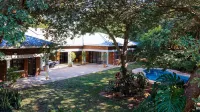 Cosmo Guest House - piscina