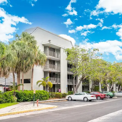 Hotolos Hollywood Hotels near Cruise terminal