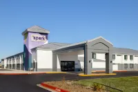 Spark by Hilton Bentonville - parking