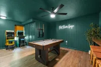 Peaceful Escape- Hot Tub, Game Room, Sleeps 16 - 2 étoiles