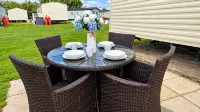 3BR Chestnut Grove Family Caravan WIFI, TV & Pool - Homestays