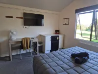 Tidewater Motel & Tourist Park - Motels