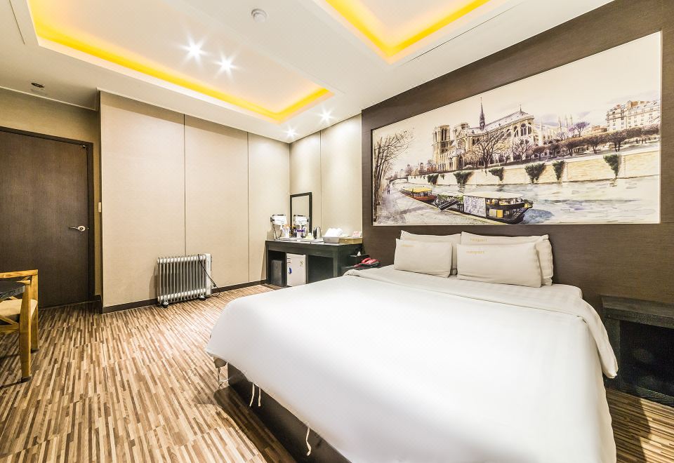 Rampart Hotel - Housity