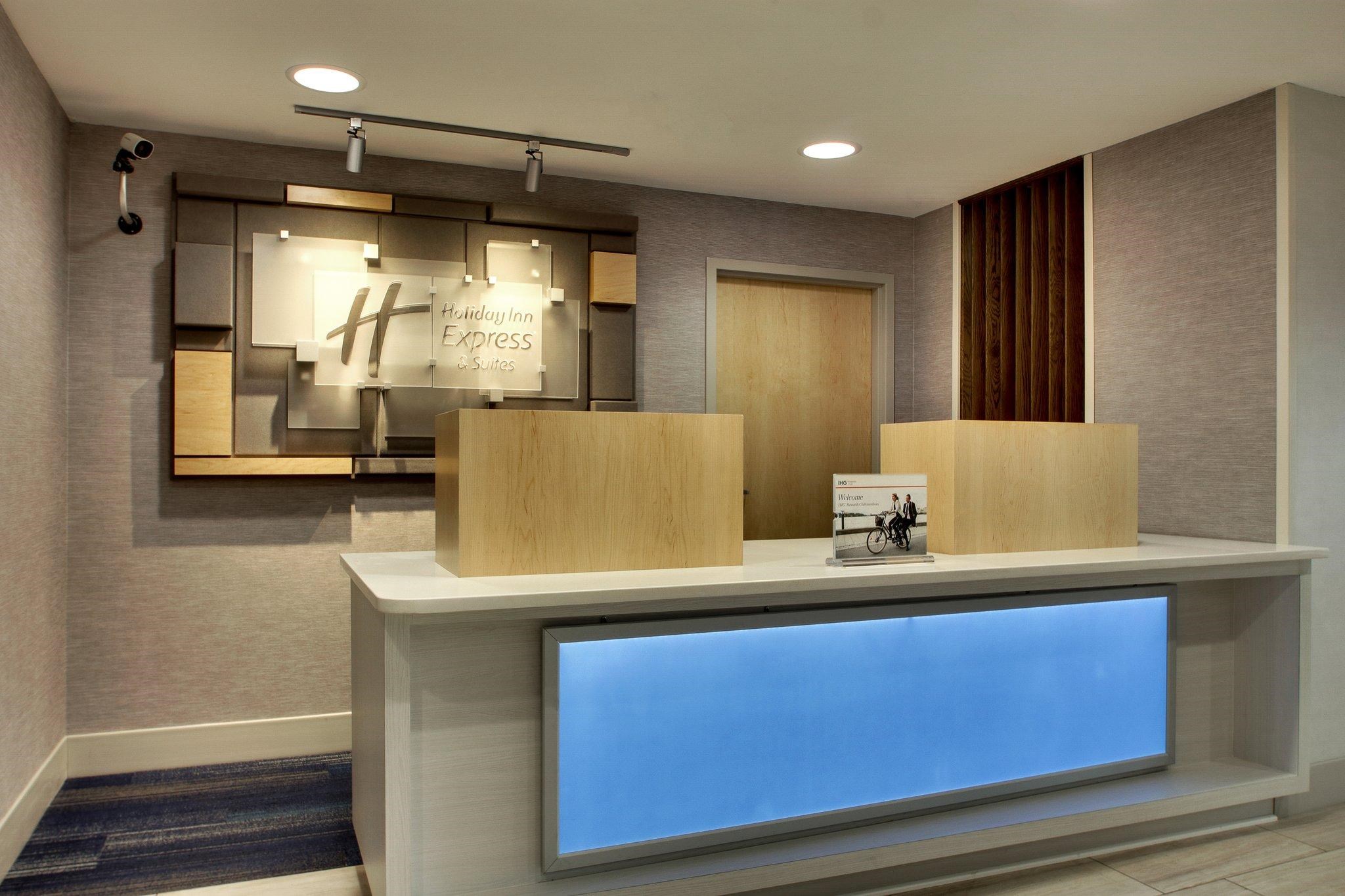 Holiday Inn Express & Suites - Interstate 380 at 33rd Avenue, an Ihg Hotel