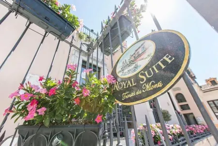 羅馬天主聖三教堂山皇家套房飯店